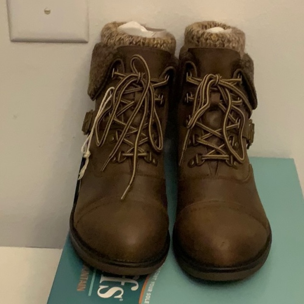 New Cliffs by white mountain boots size 9.